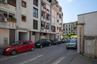Stylish City Stay with Balcony & Free Parking - Bed and Breakfast Pula