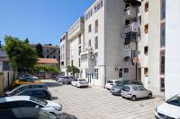 Stylish City Stay with Balcony & Free Parking - Bed and Breakfast Pula