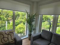 Snuggle Inn Serviced Apartments, Great choice for large groups, Contractors, Business Executives and Family Vacations in the stunning valley of Surrey Hills, secure Private Parking, Offering Easy Train Access to London, Gatwick airport, M25 - Chambres d'hôtes Warlingham