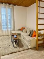 Bright Paris Apartment Separate Bedroom and Living Room - B&B Gennevilliers