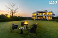 StayVista at Olive Farms with Lawn, Pool, Bonfire & Hill Views - Bed and Breakfast Mandkaula