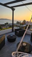 NEW! Enchanting house, wonderful sea view, Salamina - B&B Salamína