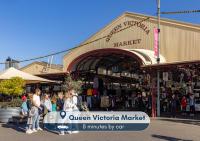 54D Flinders St Abnb-Style 2BR with Balcony, View & Free Parking - B&B Melbourne