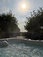 Lovely cottage in Snowdonia, private hot tub, by mountains & award winning beach - Chambres d'hôtes Fairbourne