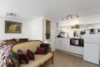 Lara Studio in Laugardalur valley, Reykjavík Central Park and Botanical Garden, Private entrance, FREE Private Parking on side - Chambres d'hôtes Reykjavik