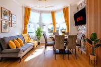 Stylish 3 Bedroom Sea View Apartment -Free Parking- Sleeps 9 - Chambres d'hôtes Bognor Regis
