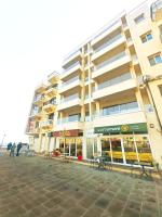 GrandBlue Vista Marsalforn, State-of-the-Art 2BR Seafront Luxury Apartment - Chambres d'hôtes Marsalforn