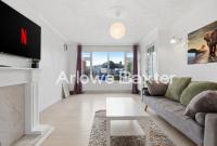 Bright 3 Bedroom House with Driveway and Garden - Ferienwohnung Tilbury