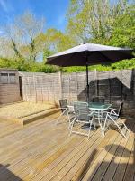 Modern 3BR House with Parking & Garden - Sleeps 6 - Chambres d'hôtes Totton