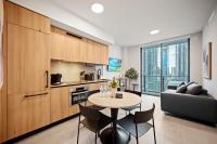 Premium Suite 1 den w Rooftop Pool Prime Location - B&B Miami
