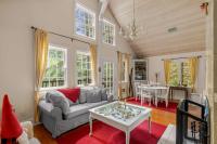 Waterfront lodge on 24 acres with patio & fireplace - Chambres d'hôtes Rhododendron