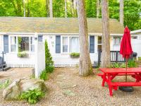 Cottage 12 - Year Round - Pet Friendly 50 Fee -1 King Bed 1 Bath & Courtyard - B&B Wolfeboro
