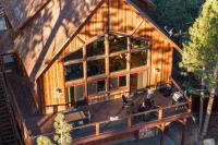 Temple in the Treetops, Hot tub, Walk to Lake & Village, Game Room - Chambres d'hôtes Big Bear Lake