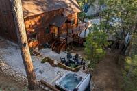 Temple in the Treetops, Hot tub, Walk to Lake & Village, Game Room - Chambres d'hôtes Big Bear Lake