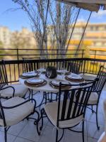 Elegant Renovated 3-bedroom appartment in Maroussi - Ferienwohnung Athen