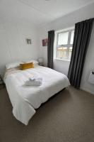3 bedroom Home with Large Yard & Garage - B&B Taupo