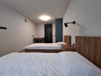 Tweepersoonskamer met 2 Aparte Bedden en Gedeelde Badkamer