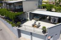 Apartments Lidija - sea view apartment with exclusive right of using hot tub or split level apartment with exclusive right of using pool - Chambres d'hôtes Podstrana