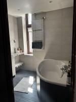 Large apartment with a balcony - Chambres d'hôtes Katowice
