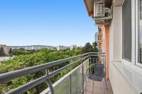 Bright Apartment with Balcony and Air Conditioning in Ruzinov - Chambres d'hôtes Bratislava