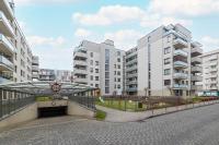 White and Grey Apartment with Parking Close to Tauron Arena by Noclegi Renters - B&B Krakow