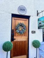 Historic 1629 May Cottage with Hot Tub - Chambres d'hôtes Heysham