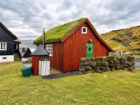 Traditional Cabin with Sea View - B&B Stykkið
