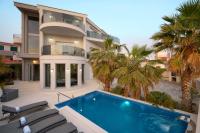 Beachfront Villa Sevid with heated pool and jacuzzi - B&B Zaglavice