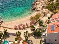 Beachfront Villa Sevid with heated pool and jacuzzi - B&B Zaglavice