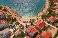 Beachfront Villa Sevid with heated pool and jacuzzi - B&B Zaglavice