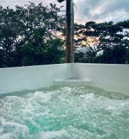 Jacuzzi - flores en la colina 2 - B&B Bellavista