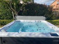 Exclusive Upper Villa Suite & Private Spa Jacuzzi J508L - Hot Tub in Panoramic Garden - Roma near Ostia Mare - B&B Lido di Ostia