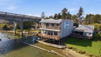 Two Separate Units at this Incredible Riverfront Oasis with Wraparound Deck - Ferienwohnung Florence