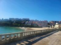 Apartamentos Elvira a 50 metros de la playa de Caneliñas, situado en la segunda planta - Chambres d'hôtes Portonovo