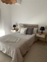 Apartamentos Elvira a 50 metros de la playa de Caneliñas, situado en la segunda planta - B&B Portonovo
