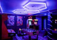 Game Room • Fire-pit • Playground • Gym • Billiard - Bed and Breakfast Chicago