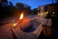 Shepherds hut near beach hot tub Lakeside - B&B Parkham