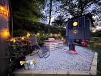 Shepherds hut near beach hot tub Lakeside - B&B Parkham
