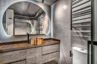 Deluxe One-Bedroom Apartment