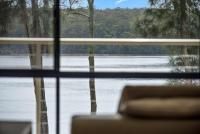 The Lake House - lakeside retreat w. pool & views - Chambres d'hôtes Burrill Lake