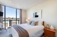 Marina View Retreat with Pool in Prime Location - B&B Taupo