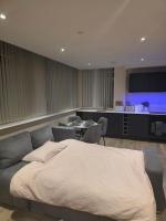 Modern 1-Bed Penthouse Steps from Old Trafford - B&B Manchester