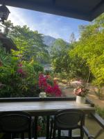 บ้านชมธาร บ้านสวนสราญชล - B&B Ban Plai Nam