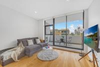 Spacious 2BRD Apt with Pool & Close to Metro - B&B Sydney