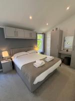 Fox Lodge at Owlet Hideaway - with Hot Tub, Near York - Chambres d'hôtes York
