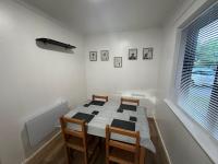 Spacious 1bed Apartment Close To Town - Bed and Breakfast Ifield