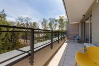 Nowoczesny Apartament z Balkonem i Parkingiem Blisko Plaży by Noclegi Renters - Chambres d'hôtes Łeba