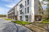 Nowoczesny Apartament z Balkonem i Parkingiem Blisko Plaży by Noclegi Renters - Chambres d'hôtes Łeba
