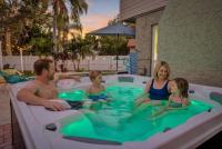 Family Oasis - Pool Hot Tub Games & Near Beach - Chambres d'hôtes Seminole
