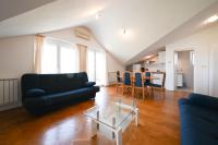 Apartamento de 2 dormitorios con balcón